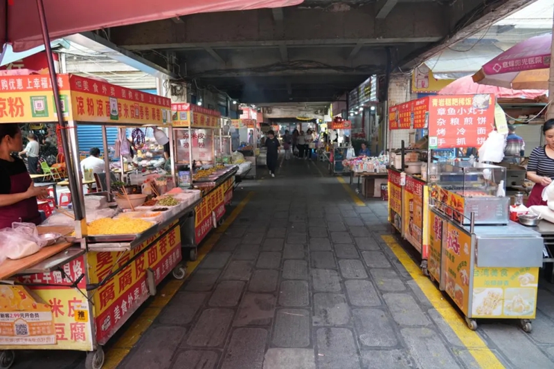 城市管理有溫度！貴陽市息烽縣城管 為流動攤點(diǎn)“安家”，守護(hù)城市“煙火氣”