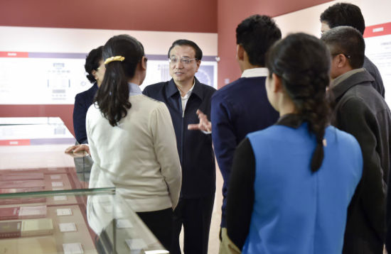 李克強(qiáng)鼓勵(lì)大學(xué)生：到西部施展專業(yè)才華