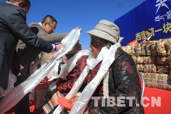 雍布拉康山腳下“鐵?！遍_啟春耕“第一犁”