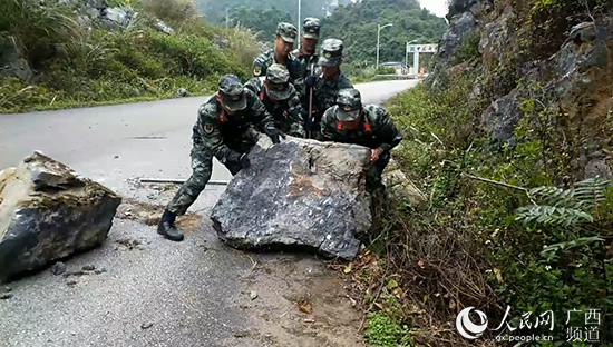 武警官兵合力移開滾落的山石