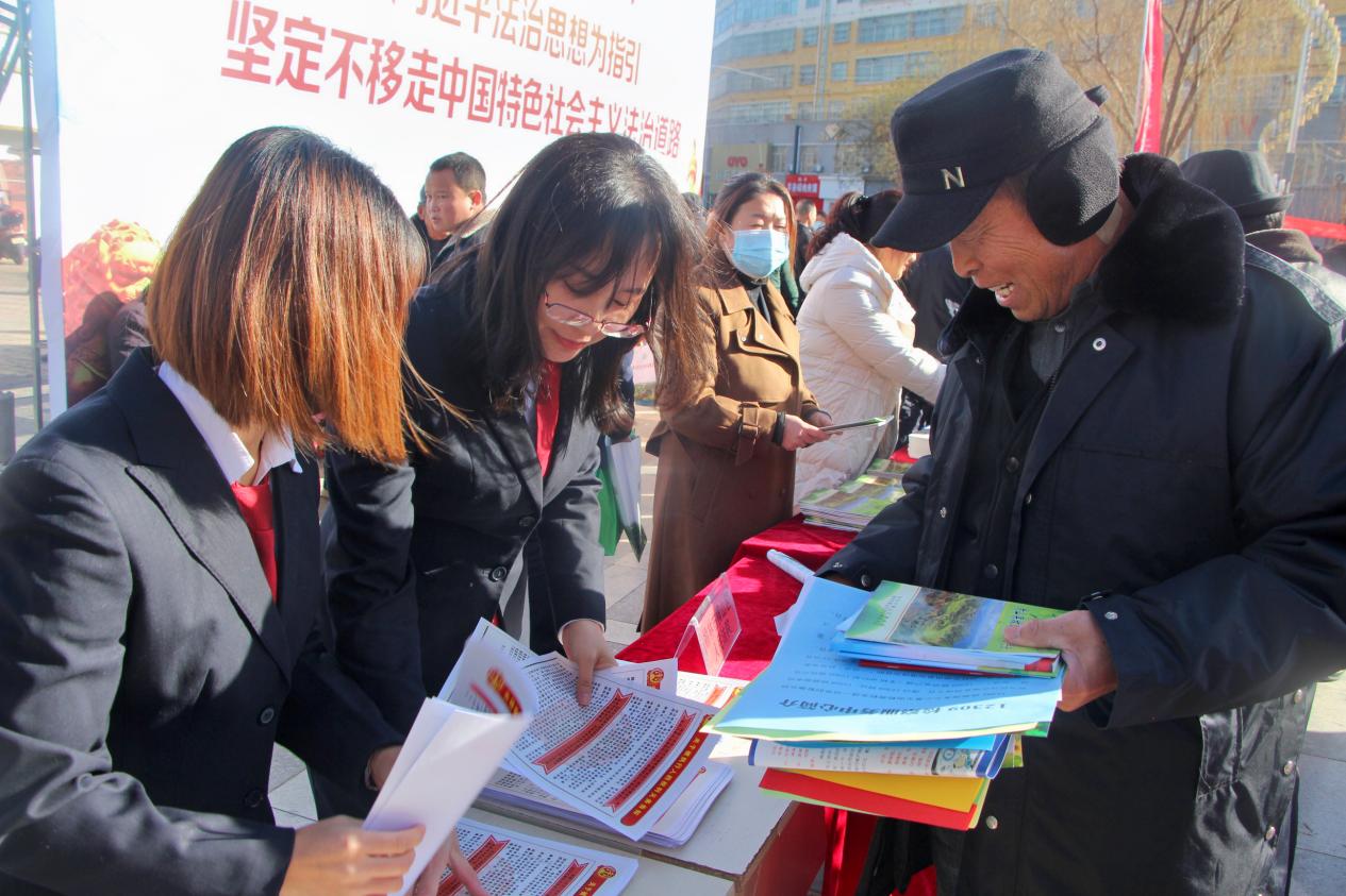 橫山法院開展“公正司法 優(yōu)化營商環(huán)境”宣傳活動