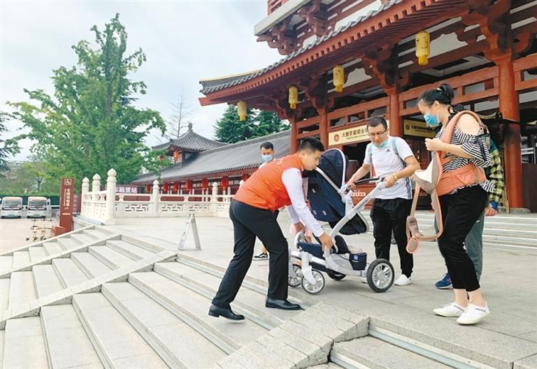 志愿者在大唐芙蓉園門口為游客提供幫助。(資料圖片)