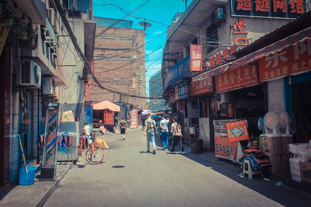 城市里的鄉(xiāng)村，西安西八里村紀實，小巷中這條標語，有些念不出口