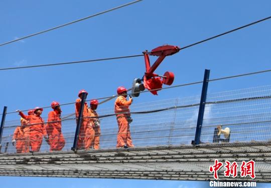 首根主纜索股正在穿越大渡河?！＄娦罃z