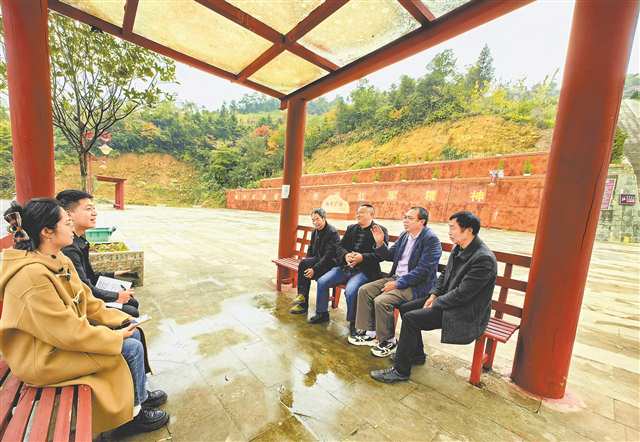 楊關(guān)村與楊柳關(guān)村組建聯(lián)合黨支部，成立楊柳關(guān)戰(zhàn)役遺址保護(hù)黨員先鋒隊， 時常召開“碰頭會”。記者 彭瑜 攝/視覺重慶