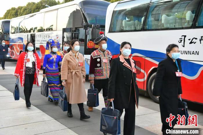 圖為云南政協(xié)委員抵達會場 劉冉陽 攝