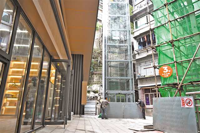 渝中區(qū)兩路口街道紅星亭坡小區(qū),新建的無障礙電梯。(本報資料圖片)記者 羅斌 攝/視覺重慶