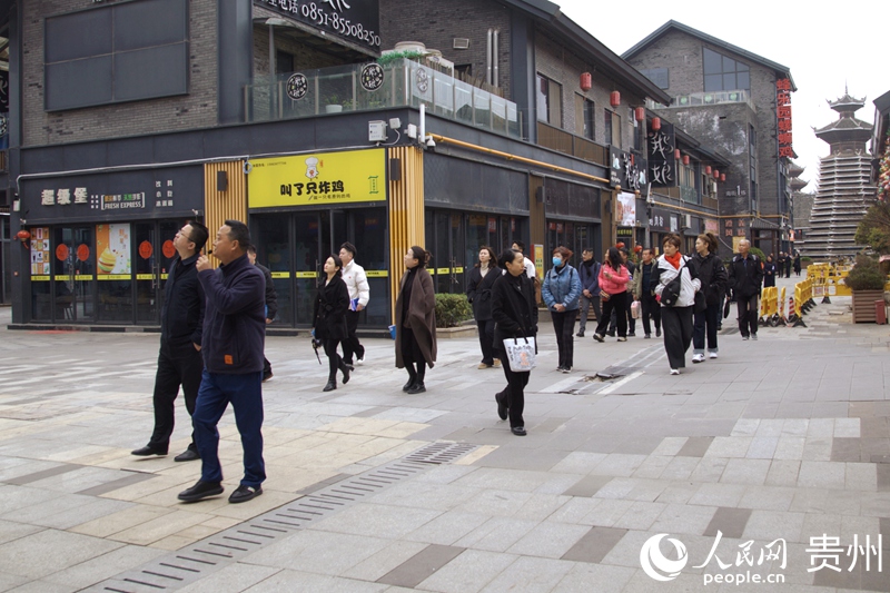 實(shí)地考察。人民網(wǎng) 龍章榆 攝