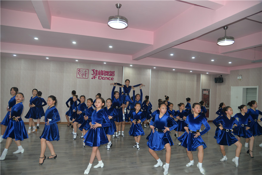 陜西靖邊:凝聚巾幗力量 綻放女性芳華_fororder_拉丁舞排練 (2).JPG 陜西靖邊:凝聚巾幗力量 綻放女性芳華_fororder_拉丁舞排練 (2).JPG