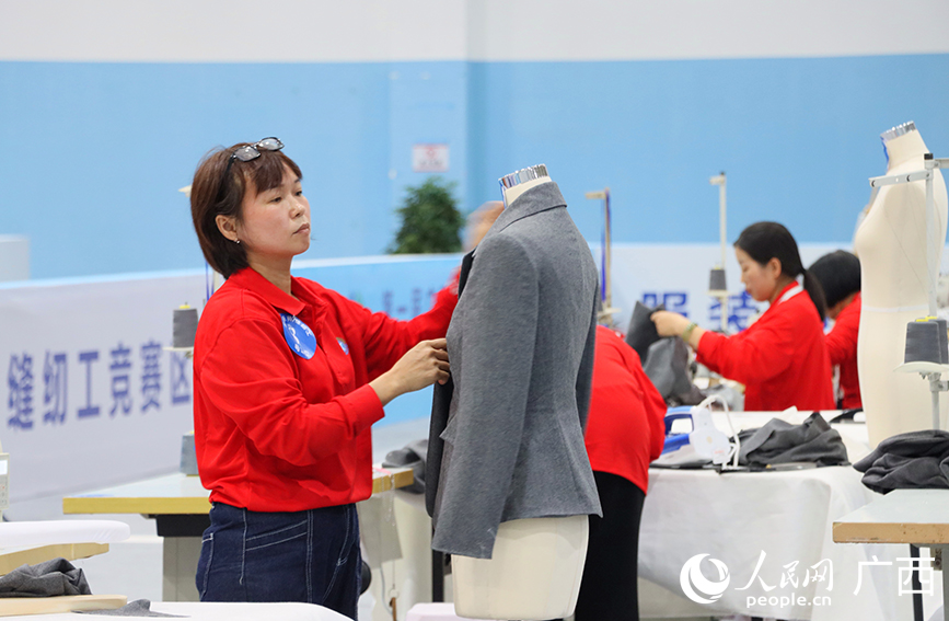 縫紉工賽項(xiàng)比賽現(xiàn)場(chǎng)。人民網(wǎng) 付華周攝