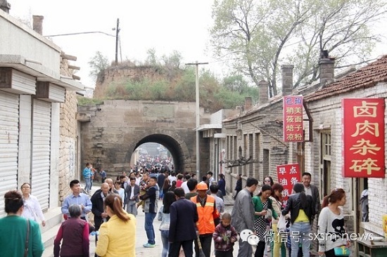 古城內(nèi)游人如??JPG