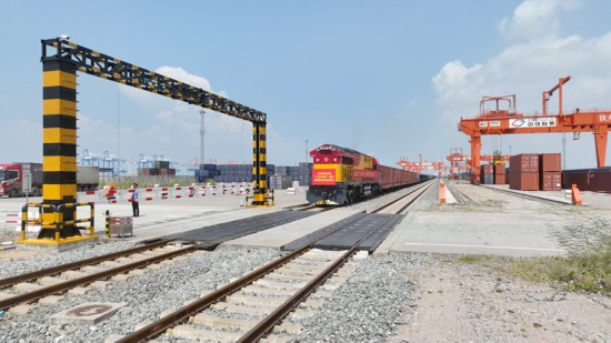 X9574次列車(chē)滿(mǎn)載著服裝、鞋子等日用雜品貨物的鐵海聯(lián)運(yùn)班列從廣西欽州港東站出發(fā)，駛向西藏拉薩西站。陳磊攝