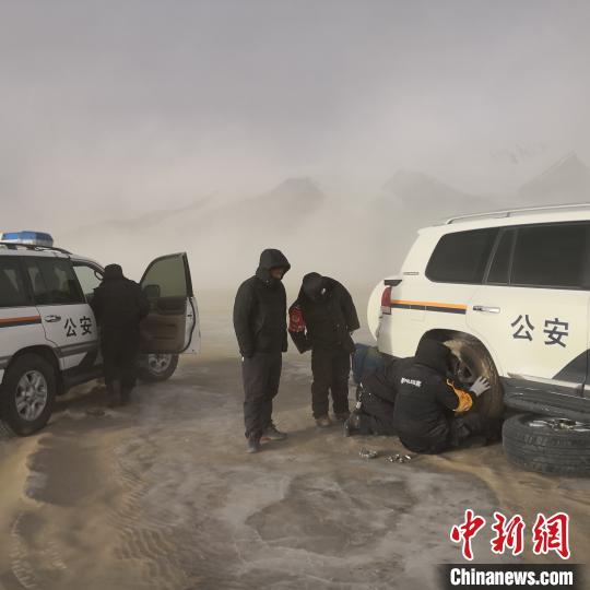 圖為巡護(hù)隊(duì)員開(kāi)展巡護(hù)?？晌骼锕芾硖?供圖