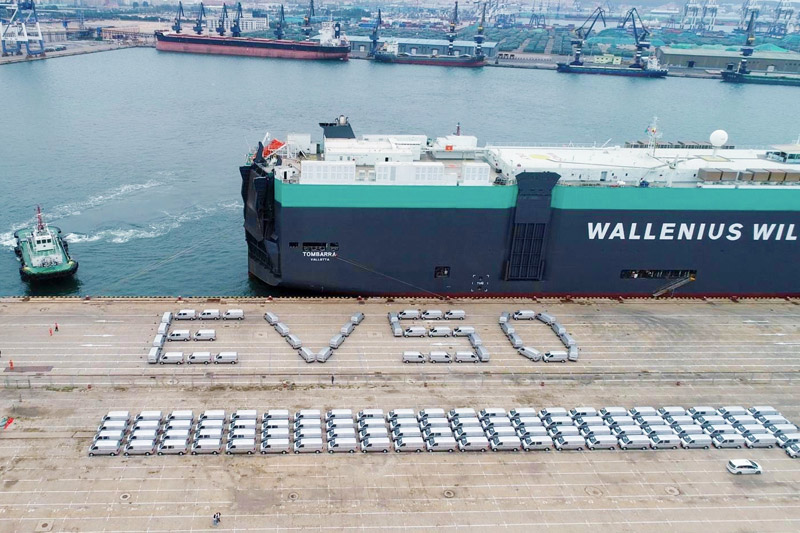 廣西汽車(chē)集團(tuán)新能源物流車(chē)出口北美。黃慧嫻攝