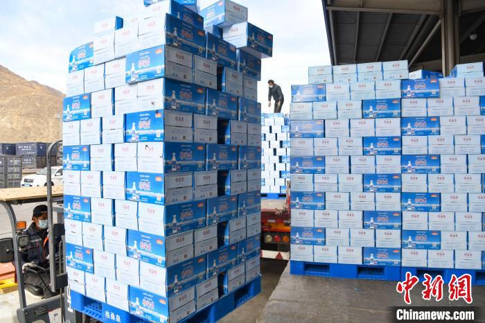 圖為工作人員在裝載抗疫生活物資?!∝暩聛硭?攝 圖為工作人員在裝載抗疫生活物資。 貢嘎來松 攝