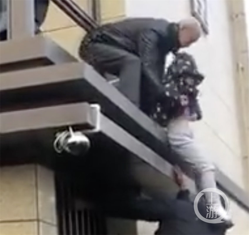 ▲在執(zhí)法過程中,業(yè)主用孩子踢打執(zhí)法人員,試圖阻止拆除違建。圖片來源/視頻截圖 ▲在執(zhí)法過程中,業(yè)主用孩子踢打執(zhí)法人員,試圖阻止拆除違建。圖片來源/視頻截圖