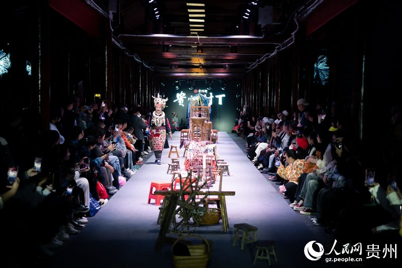  “村T”表演現(xiàn)場(chǎng)。人民網(wǎng)記者 涂敏攝