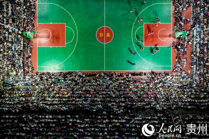 圖5 航拍貴州臺(tái)江縣臺(tái)盤“村BA”現(xiàn)場(chǎng)。人民網(wǎng)記者 涂敏 攝