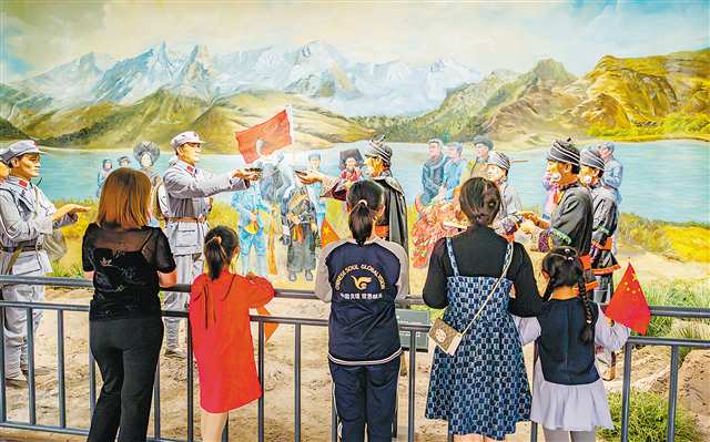 10月1日,開州區(qū),游客在劉伯承同志紀(jì)念館游覽參觀。通訊員 王曉宇 攝/視覺重慶