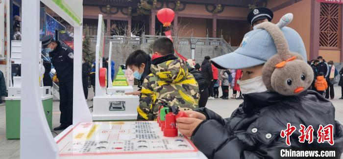 圖為當(dāng)?shù)貎和w現(xiàn)科技“下鄉(xiāng)”?！∥航ㄜ?攝