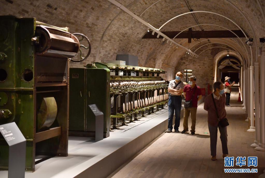 6月9日，游客在“窯洞工廠”內(nèi)參觀。