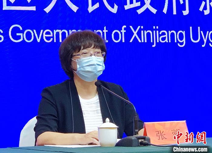 新疆新冠肺炎疫情防控工作指揮部政策落實(shí)專項(xiàng)組負(fù)責(zé)人張蓉26日在新聞發(fā)布會上公布相關(guān)政策。　趙雅敏 攝