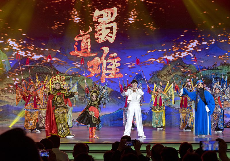 2023年10月13日,成都,“把青春華章寫在祖國(guó)大地上”大思政課網(wǎng)絡(luò)主題宣傳和互動(dòng)引導(dǎo)活動(dòng)在四川大學(xué)舉行。