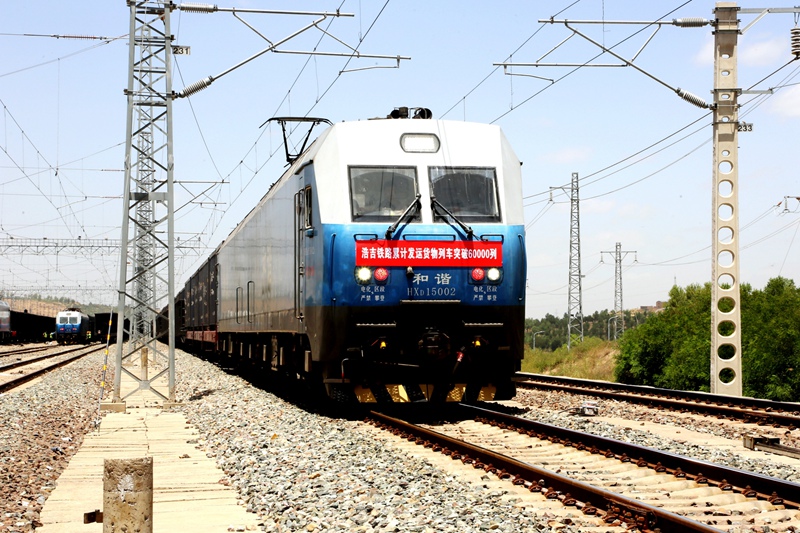 滿載煤炭的83423次列車從陜西省靖邊東站駛出。侯佳興 攝