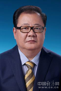 吉狄馬加，男，彝族，1961年6月生，四川涼山人，1982年8月參加工作，1984年12月加入中國共產(chǎn)黨，西南民族學(xué)院中文系漢語言文學(xué)專業(yè)畢業(yè)，大學(xué)學(xué)歷。