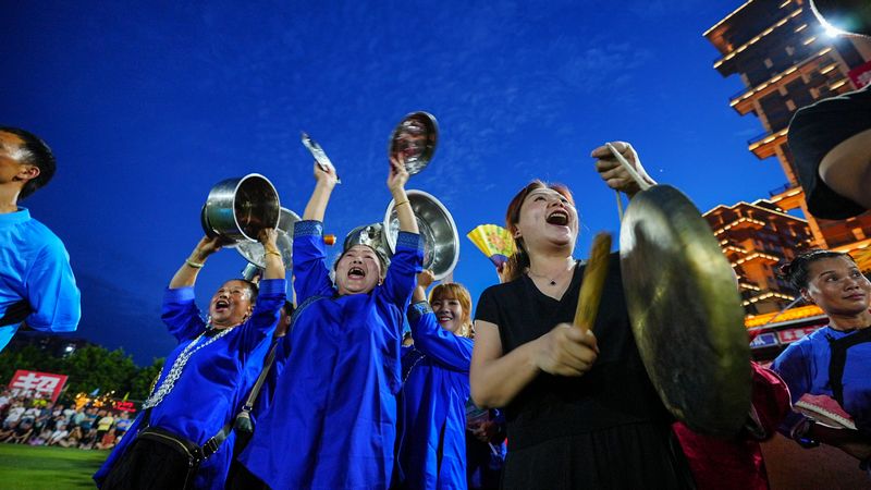 觀眾手持鍋碗瓢盆，為場(chǎng)上球員加油。周光勝攝