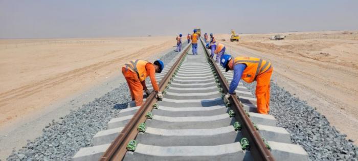 阿提哈德鐵路二期A標(biāo)項(xiàng)目施工中。中建中東供圖