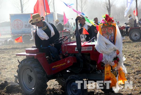 雍布拉康山腳下“鐵?！遍_啟春耕“第一犁”