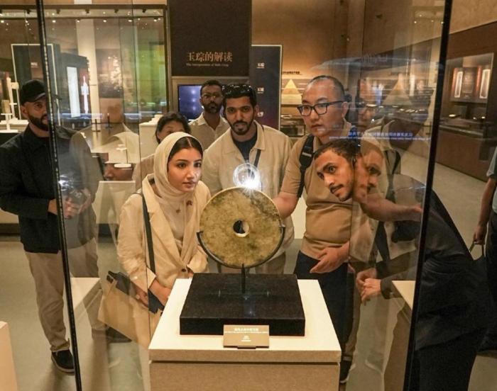 阿聯(lián)酋青年在良渚文化博物院參觀。中國(guó)銀行供圖