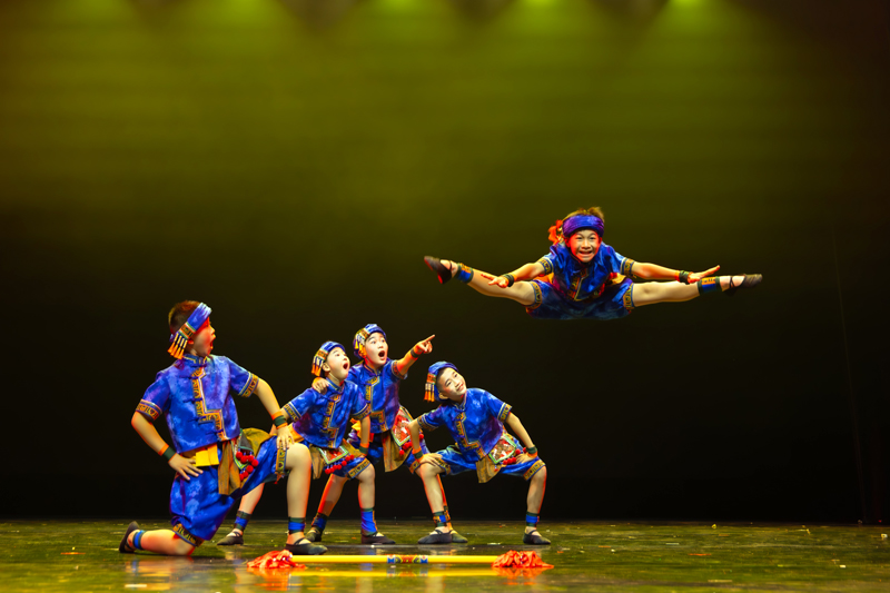 南寧市錦華小學(xué)非遺花棍舞蹈團(tuán)參加2024年全國第八屆中小學(xué)藝術(shù)展演比賽。南寧市錦華小學(xué)供圖