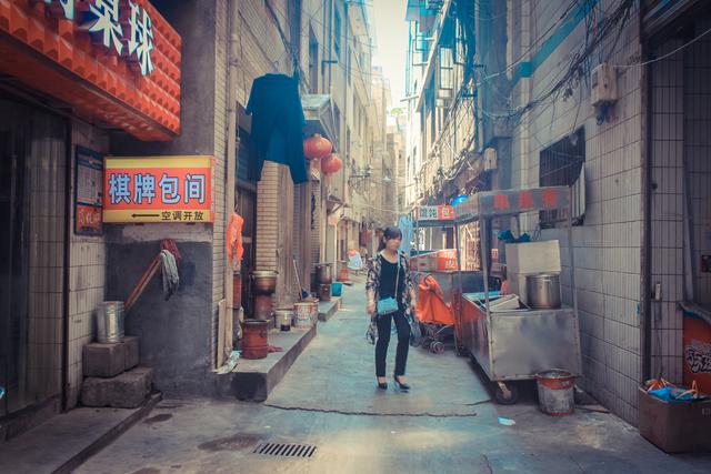 城市里的鄉(xiāng)村，西安西八里村紀實，小巷中這條標語，有些念不出口